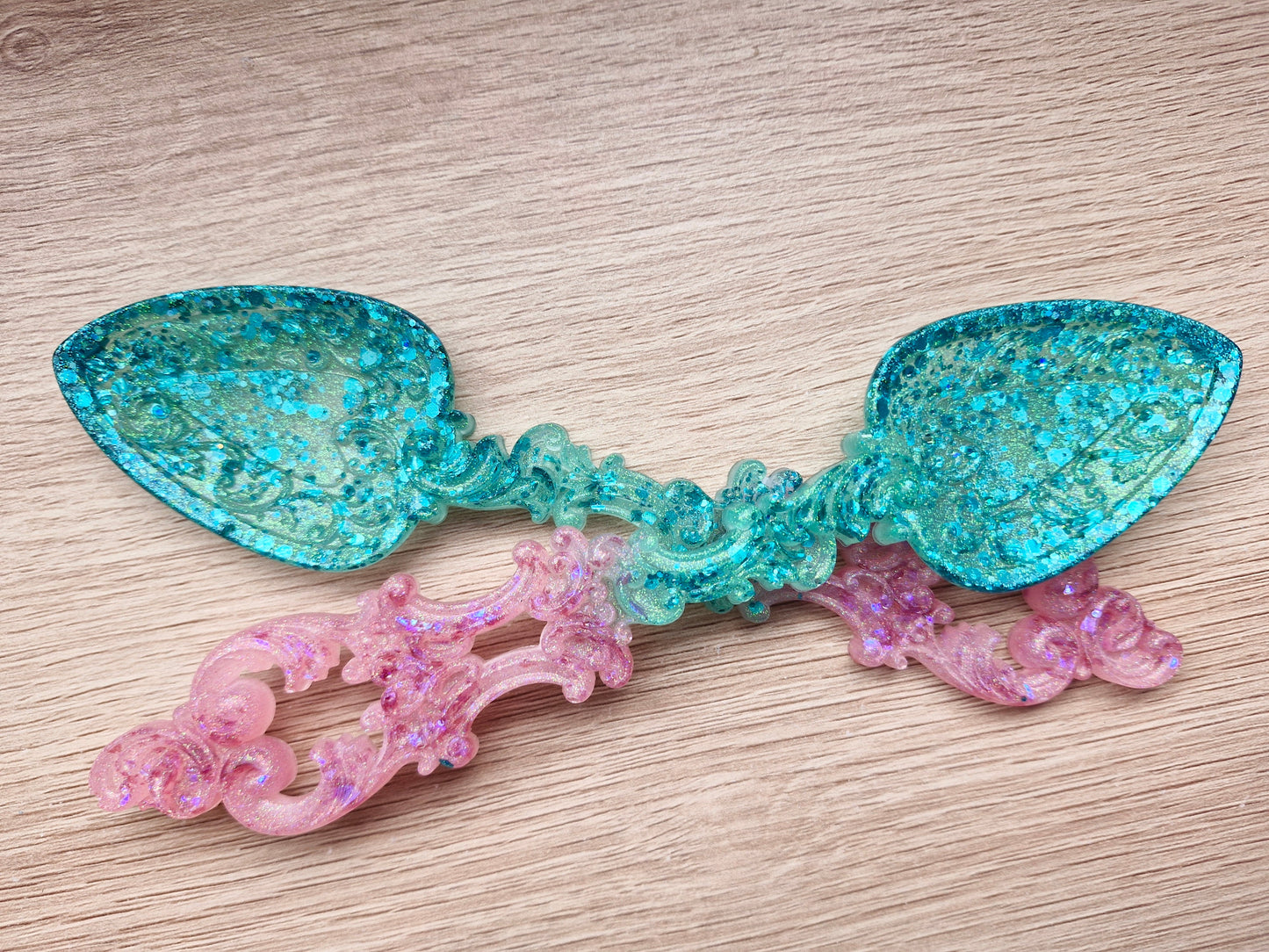 Teal and pink resin spoon whith glitter.