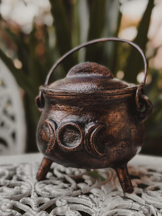 Antique look Aluminium cauldron with lid.